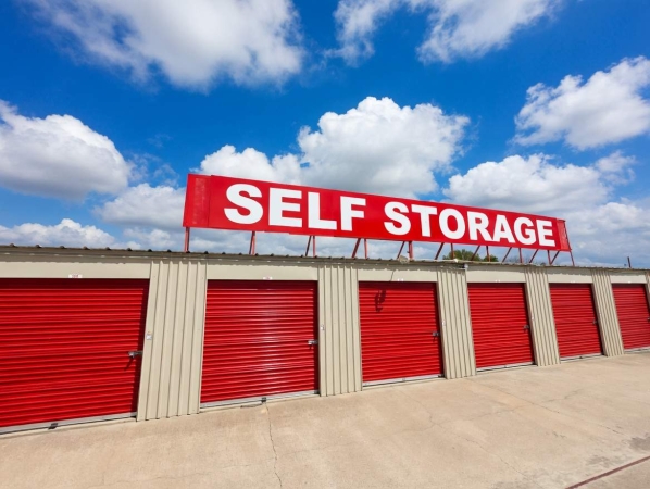 Facility photo: //images.sparefoot.com/medium/2192456a0b34af61d18.jpg