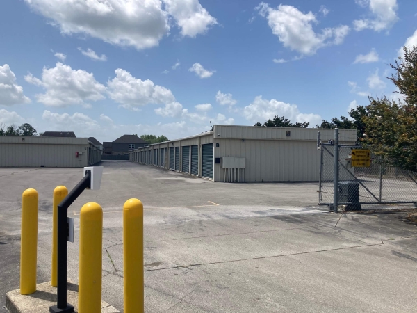 Facility photo: //images.sparefoot.com/medium/219309687ff01c4ddc8.jpg