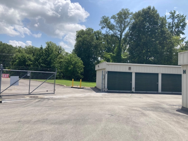 Facility photo: //images.sparefoot.com/medium/219309687ff01ea8c7a.jpg
