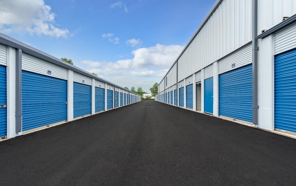 Facility photo: //images.sparefoot.com/medium/219394611bea795e8b2.jpg