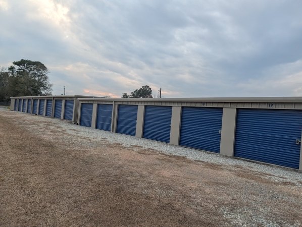 Facility photo: //images.sparefoot.com/medium/219442698248596e4cb.jpg