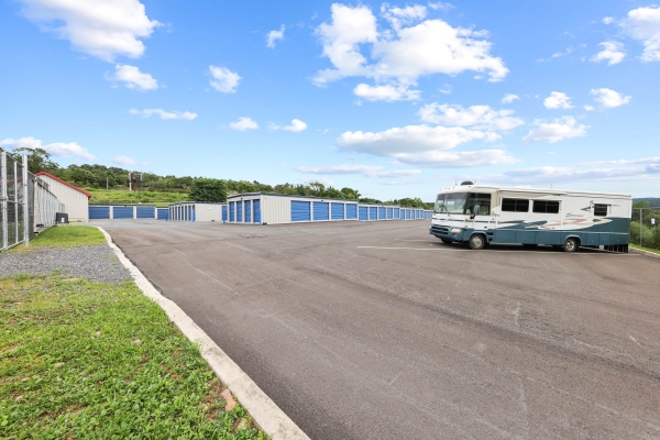 Facility photo: //images.sparefoot.com/medium/2194746888c25bb4152.jpg