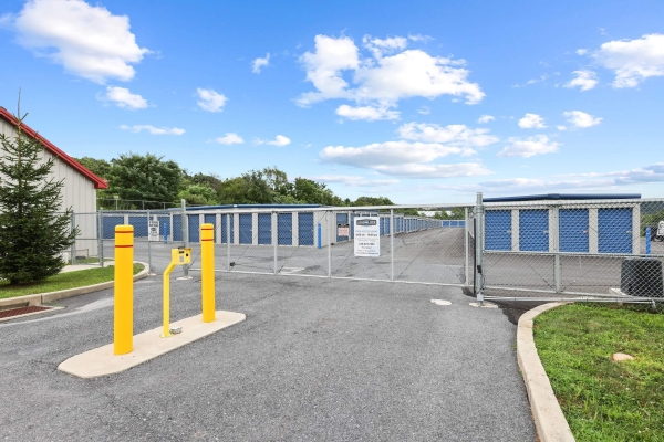 Facility photo: //images.sparefoot.com/medium/2194746888c2a92706a.jpg