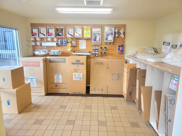 Facility photo: //images.sparefoot.com/medium/21949968c212959c992.jpg