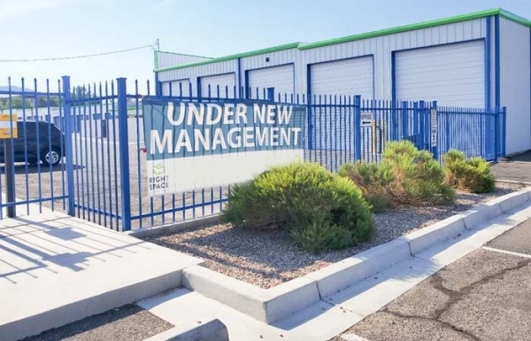 Facility photo: //images.sparefoot.com/medium/219549663bc7c40f393.jpg