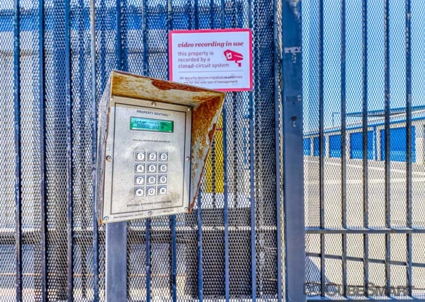 Facility photo: //images.sparefoot.com/medium/219662697081b1980a4.jpg