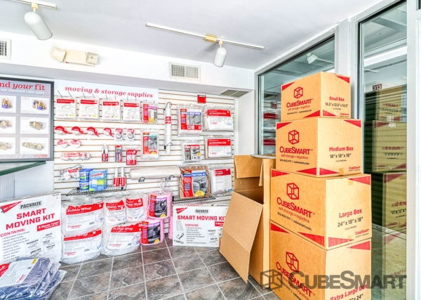 Facility photo: //images.sparefoot.com/medium/21975968832abf205e1.jpg