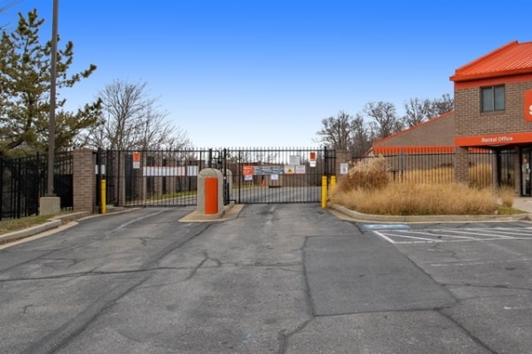 Facility photo: //images.sparefoot.com/medium/219792687655eb10b22.jpg