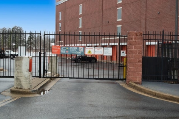 Facility photo: //images.sparefoot.com/medium/219800697232f5990a8.jpg