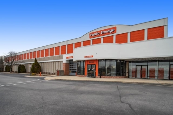 Facility photo: //images.sparefoot.com/medium/219807687f90e3e8603.jpg
