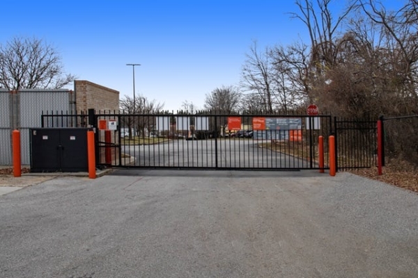 Facility photo: //images.sparefoot.com/medium/219807687f90e6a6b13.jpg