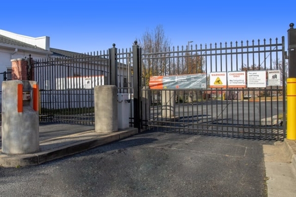 Facility photo: //images.sparefoot.com/medium/219812693832ff1ff06.jpg