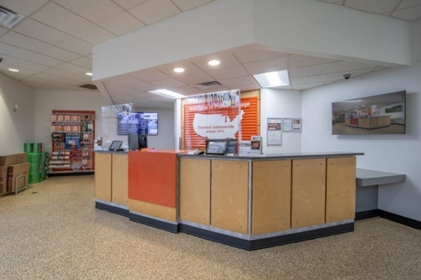 Facility photo: //images.sparefoot.com/medium/219815697b6fedbb76e.jpg