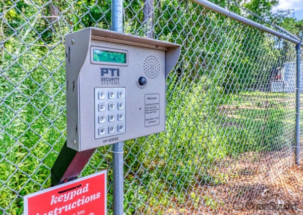 Facility photo: //images.sparefoot.com/medium/21988369033302eaaa5.jpg