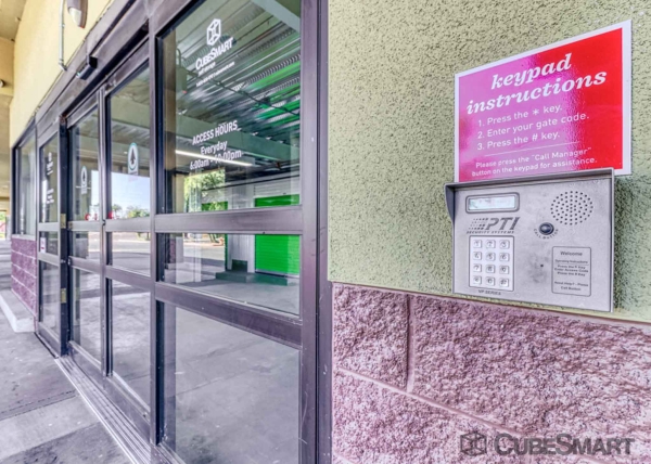 Facility photo: //images.sparefoot.com/medium/2199816912e3ea67acb.jpg