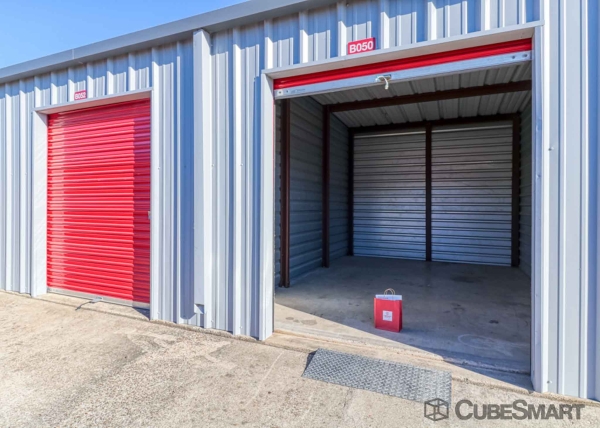 Storage Units at CubeSmart Self Storage - TX Kennedale Kennedale Parkway - 813 East Kennedale Parkway