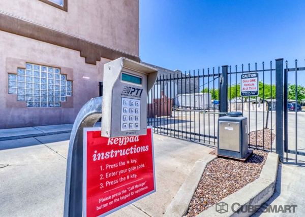 Facility photo: //images.sparefoot.com/medium/2203486912e3fea2d1d.jpg