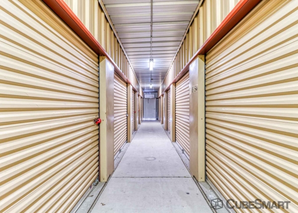 Facility photo: //images.sparefoot.com/medium/220348693bc2ae80099.jpg