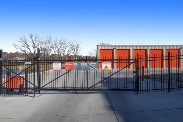 Facility photo: //images.sparefoot.com/medium/2203786884d45f377c6.jpg
