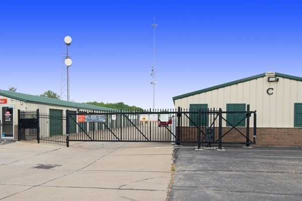 Facility photo: //images.sparefoot.com/medium/220397689202e850fab.jpg