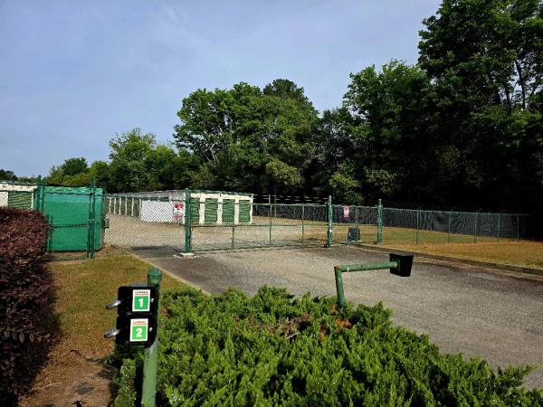 Facility photo: //images.sparefoot.com/medium/22042369f4e768e461a.jpeg