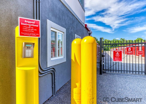Facility photo: //images.sparefoot.com/medium/220460686f7c4e00945.jpg