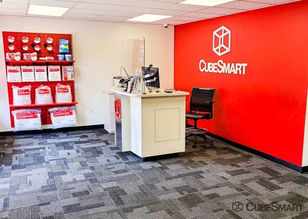 Facility photo: //images.sparefoot.com/medium/220461689480b00002d.jpg