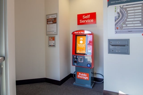 Facility photo: //images.sparefoot.com/medium/220556687cebb50a5b1.jpg