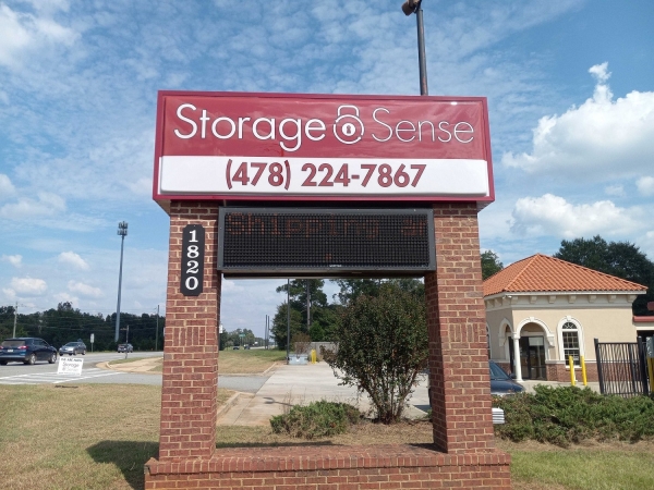 Facility photo: //images.sparefoot.com/medium/220670689600225802e.jpg