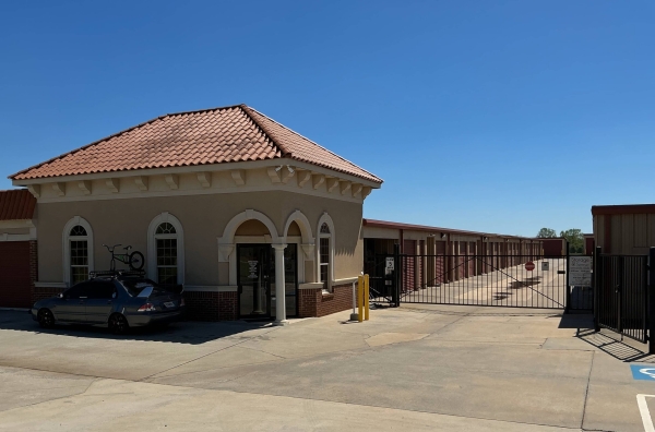 Facility photo: //images.sparefoot.com/medium/220670689600388b260.jpg