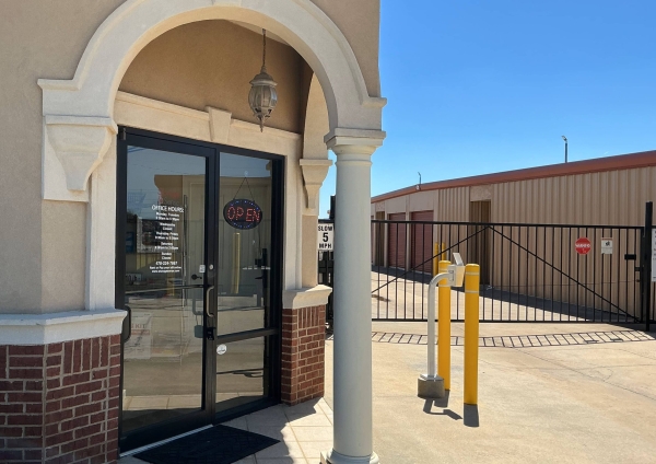 Facility photo: //images.sparefoot.com/medium/22067068960061e3943.jpg