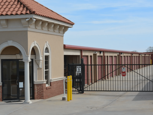 Facility photo: //images.sparefoot.com/medium/220670689600b88a247.png
