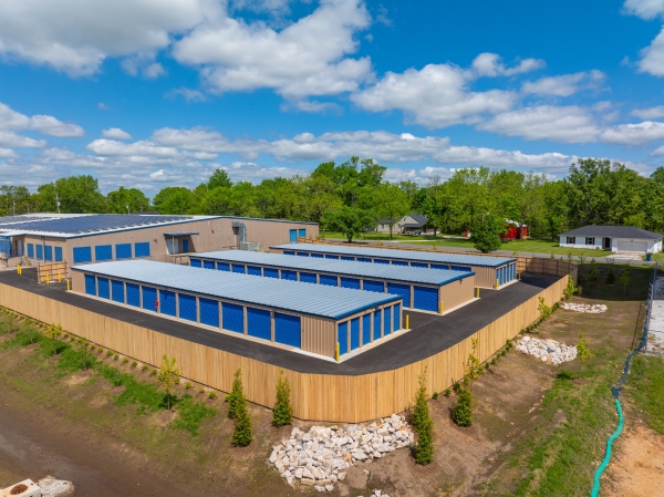 Facility photo: //images.sparefoot.com/medium/22082968a8d8df291f6.jpg