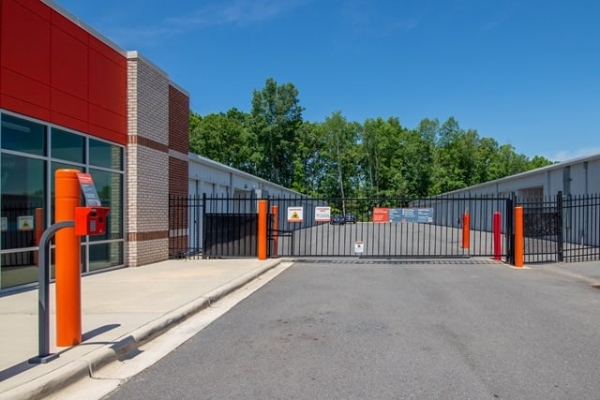 Facility photo: //images.sparefoot.com/medium/220965688cbcdc83216.jpg