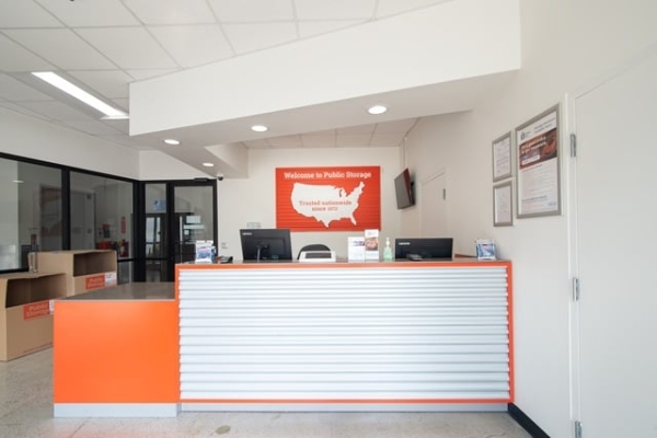 Facility photo: //images.sparefoot.com/medium/220981692b015f88c14.jpg