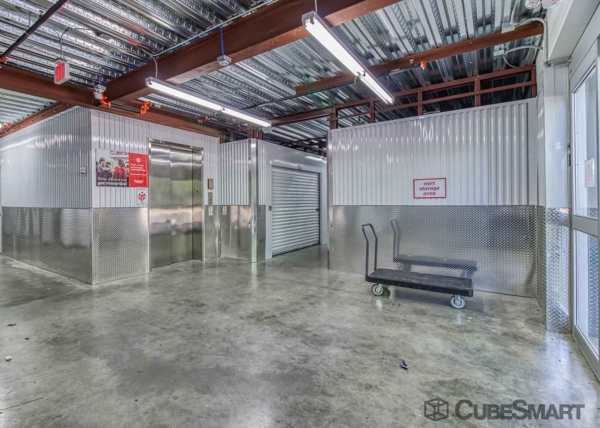 Facility photo: //images.sparefoot.com/medium/22102369f5a734d5f8f.jpg