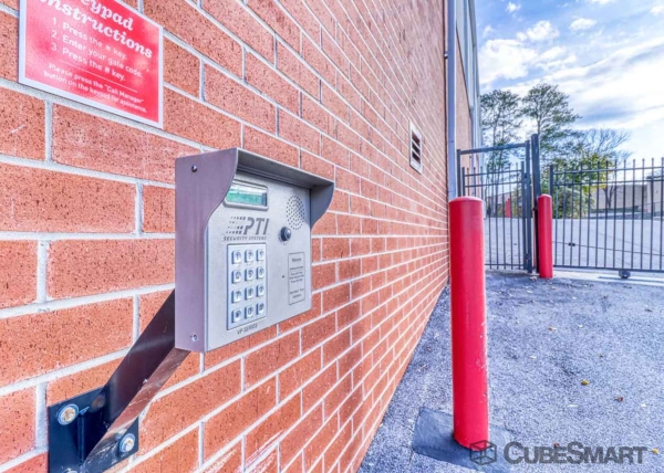 Facility photo: //images.sparefoot.com/medium/2210246943b8b0a4735.jpg