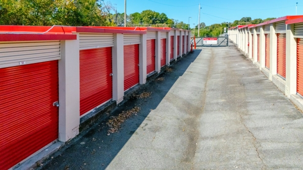 Facility photo: //images.sparefoot.com/medium/221046695827cdabaca.jpg