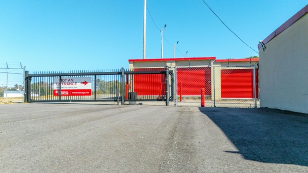 Facility photo: //images.sparefoot.com/medium/221046695827d1aa9fd.jpg