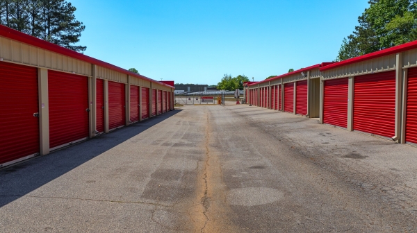Facility photo: //images.sparefoot.com/medium/22112469f3a1f3c6276.jpg
