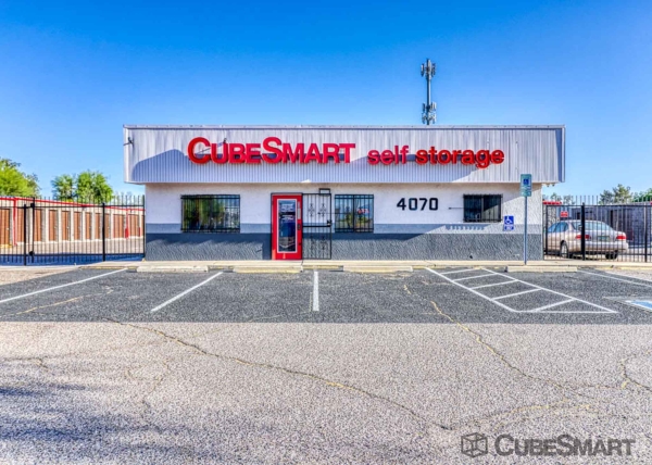 Facility photo: //images.sparefoot.com/medium/221137688b0d2a2ec2b.jpg