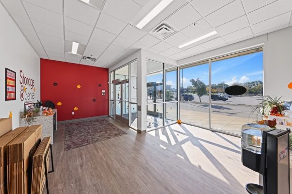 Facility photo: //images.sparefoot.com/medium/22123965835a121dc7a.jpg