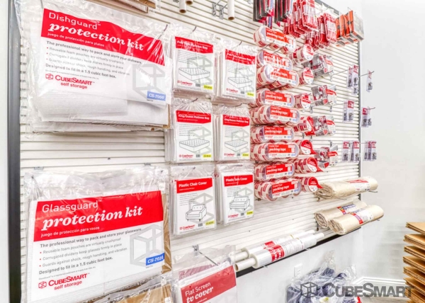 Facility photo: //images.sparefoot.com/medium/221271698d9c442123e.jpg