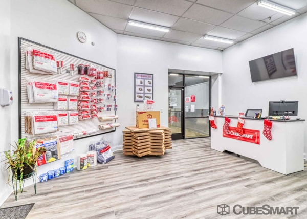 Facility photo: //images.sparefoot.com/medium/2212716a19560f3068c.jpg