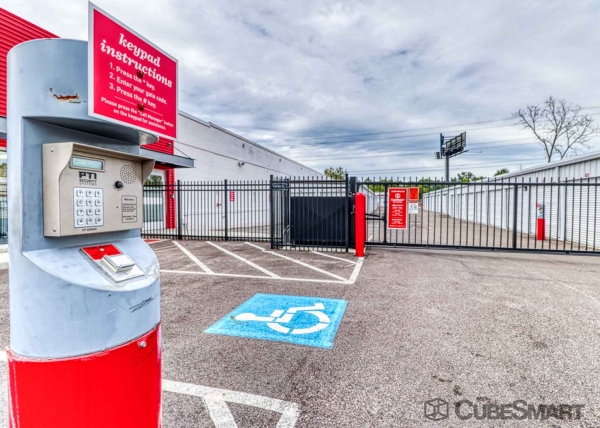 Facility photo: //images.sparefoot.com/medium/221368688c77f87fb64.jpg