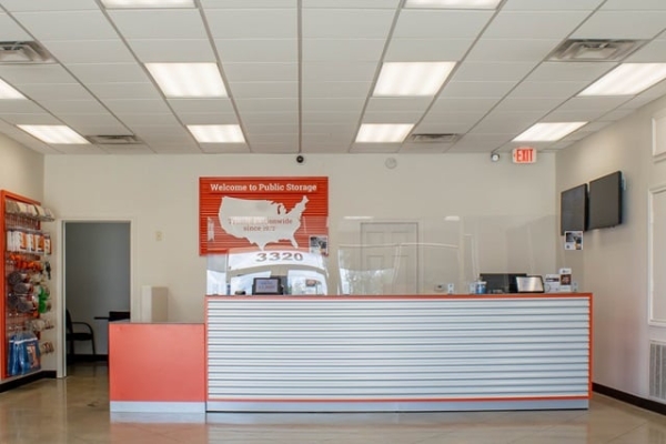 Facility photo: //images.sparefoot.com/medium/221369687b9c5d7ccc1.jpg
