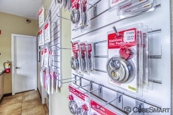 Facility photo: //images.sparefoot.com/medium/2214166903040682ed7.jpg