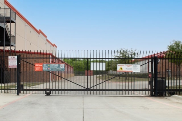 Facility photo: //images.sparefoot.com/medium/22155769f9f344090e5.jpg