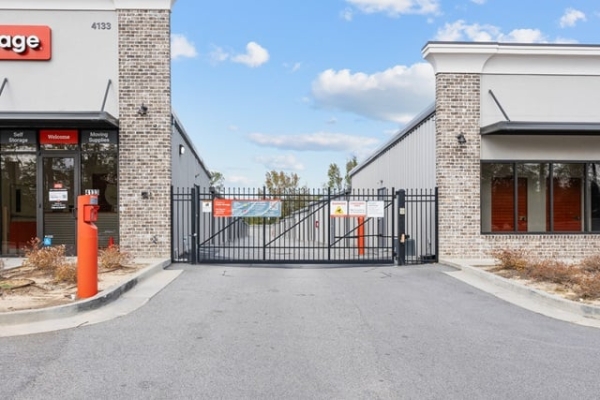 Facility photo: //images.sparefoot.com/medium/221600687b9b497e469.jpg