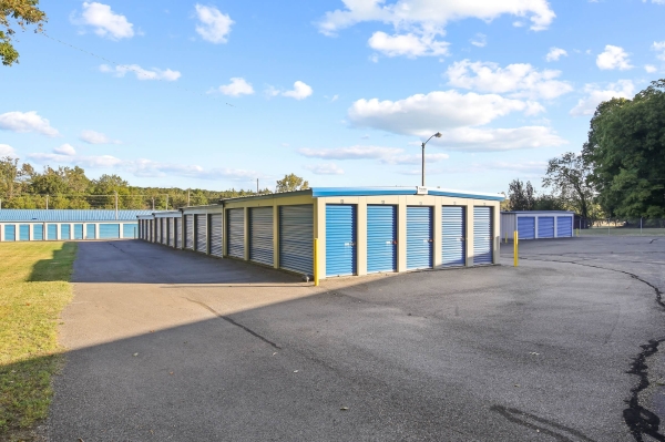 Facility photo: //images.sparefoot.com/medium/22165366bb59f3de834.jpg